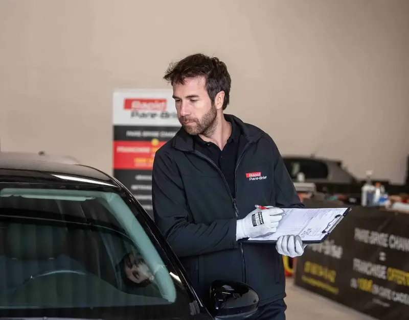 expert automobile qui effectue le contrôle technique d'une voiture