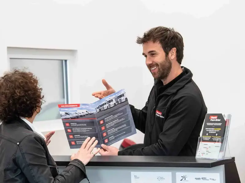 Expert qui explique l'indemnisation par l'assurance