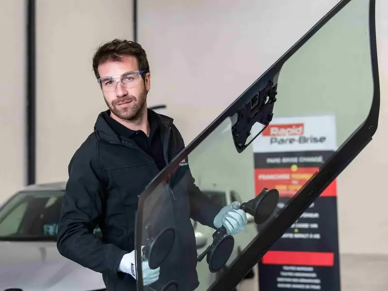 Employé Rapid Pare-Brise qui remplace un pare-brise