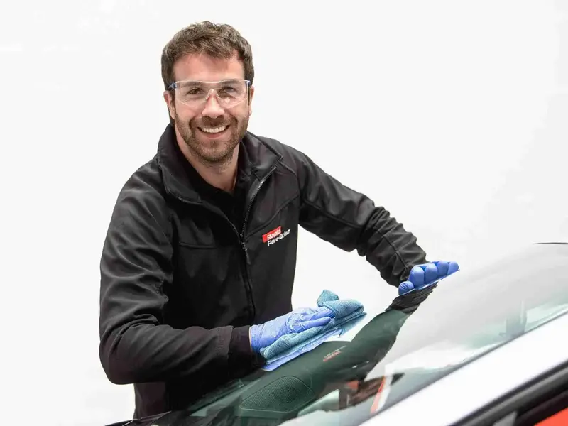 nettoyage du pare-brise par un expert