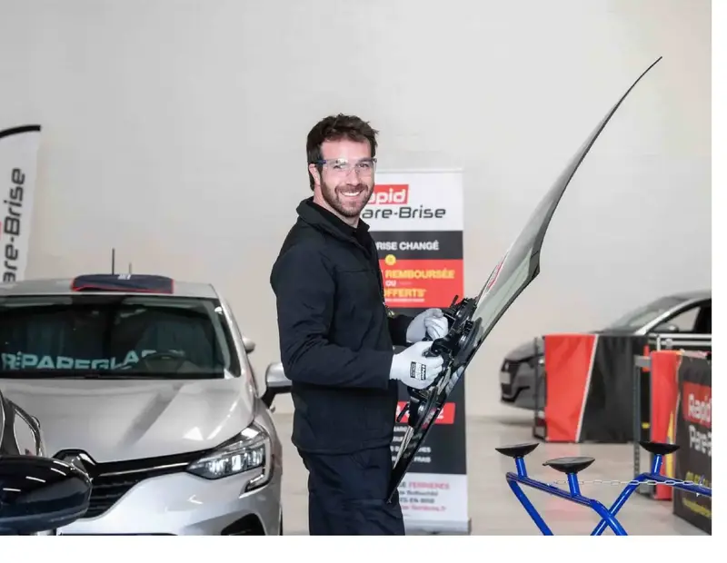 Garagiste qui remplace un pare-brise