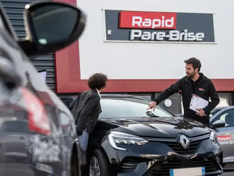 Expert qui estime le coût de remplacement d'un pare brise