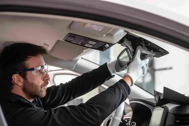 Expert qui remplace un pare-brise de voiture