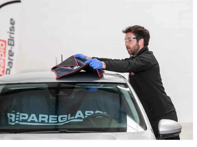 Expert qui répare une voiture